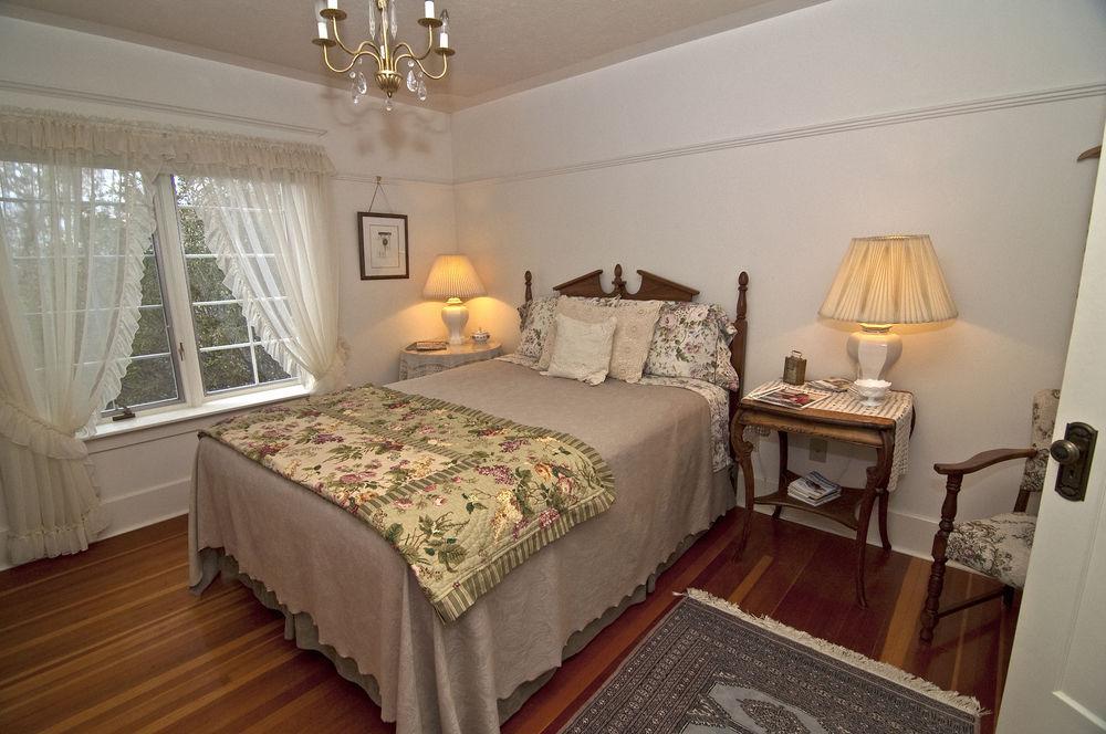 Sproule Heritage Bed & Breakfast Стратмор Экстерьер фото
